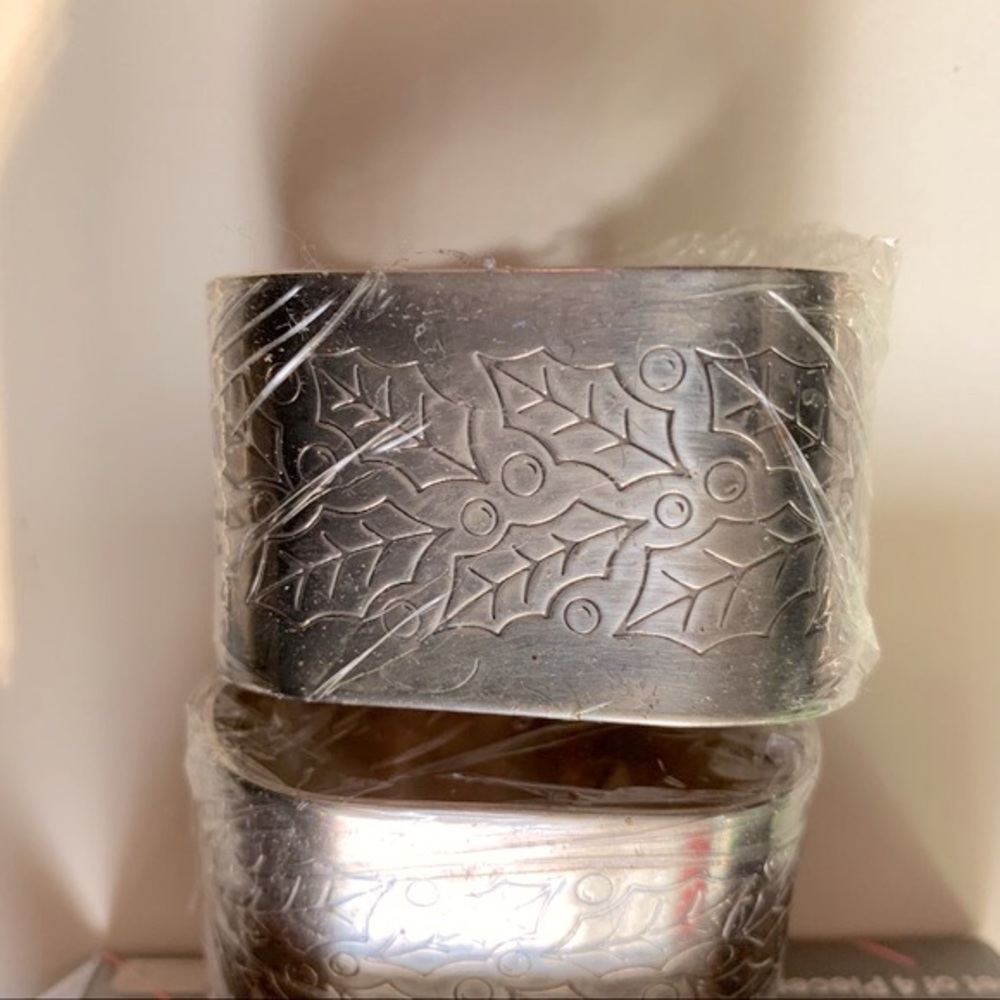Vintage Elegance Brass Holly Holiday Napkin Rings